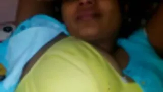 විශාල අපතයෙක් සමග උණුසුම් සුදු රෙද්ද