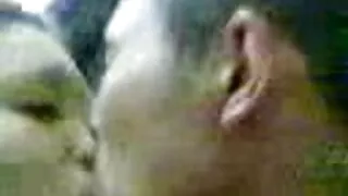 තරුණ ස්ලට් ඇගේ කාමරය තුළ